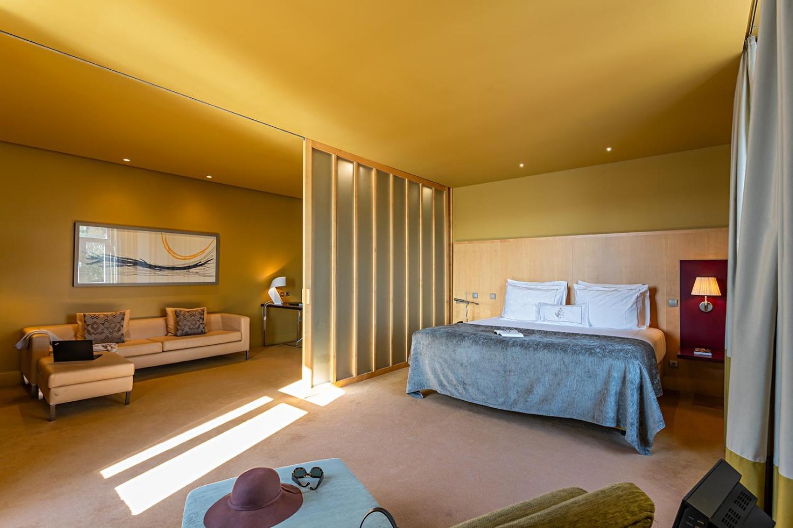Pestana Palacio Do Freixo, Pousada & National Monument - The Leading Hotels Of The World Porto Exterior photo A suite at the Mandarin Oriental, Munich