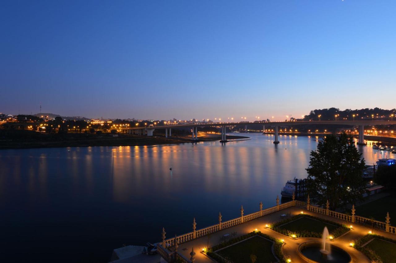 Pestana Palacio Do Freixo, Pousada & National Monument - The Leading Hotels Of The World Porto Exterior photo The river at night